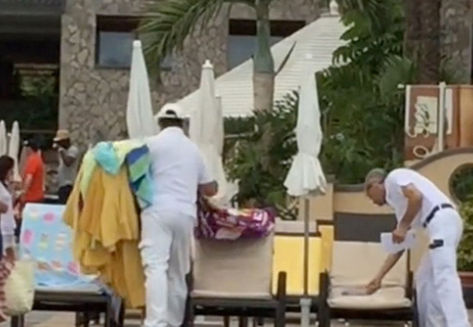 Pracownicy hotelu zbierali ręczniki jeden za drugim 