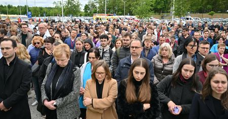 Zawyły syreny. Lekarze wyszli przed szpitale
