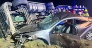 Zderzenie osobówki i samochodu ciężarowego. Pijany 19-latek został ranny