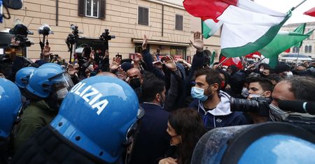 Włochy. Gwałtowny protest przeciwko obostrzeniom w Rzymie