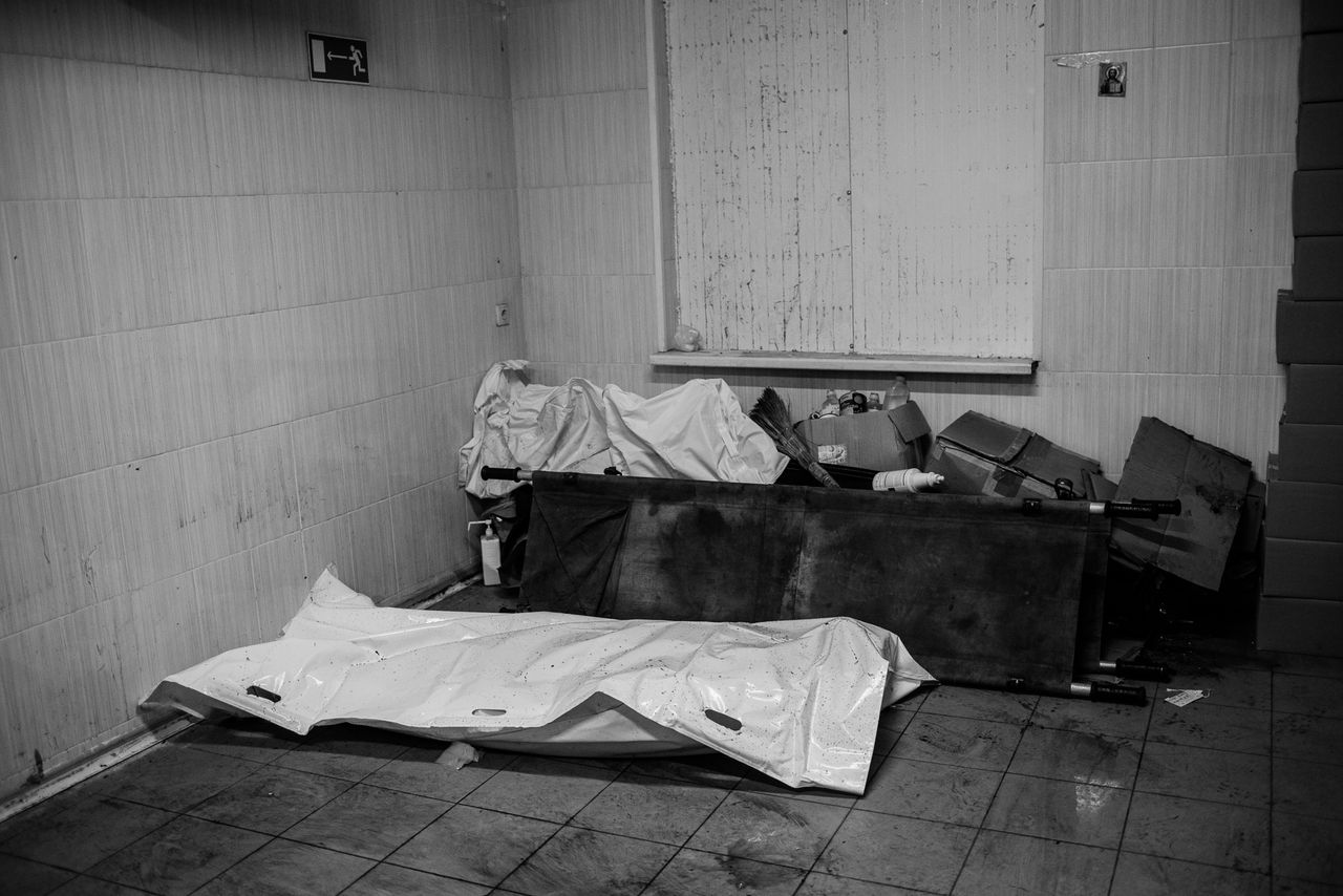 Some soldiers brought the bodies of the fallen straight from the battlefield. Others came to see if there were no comrades from their units in the bags at the back of the morgue.