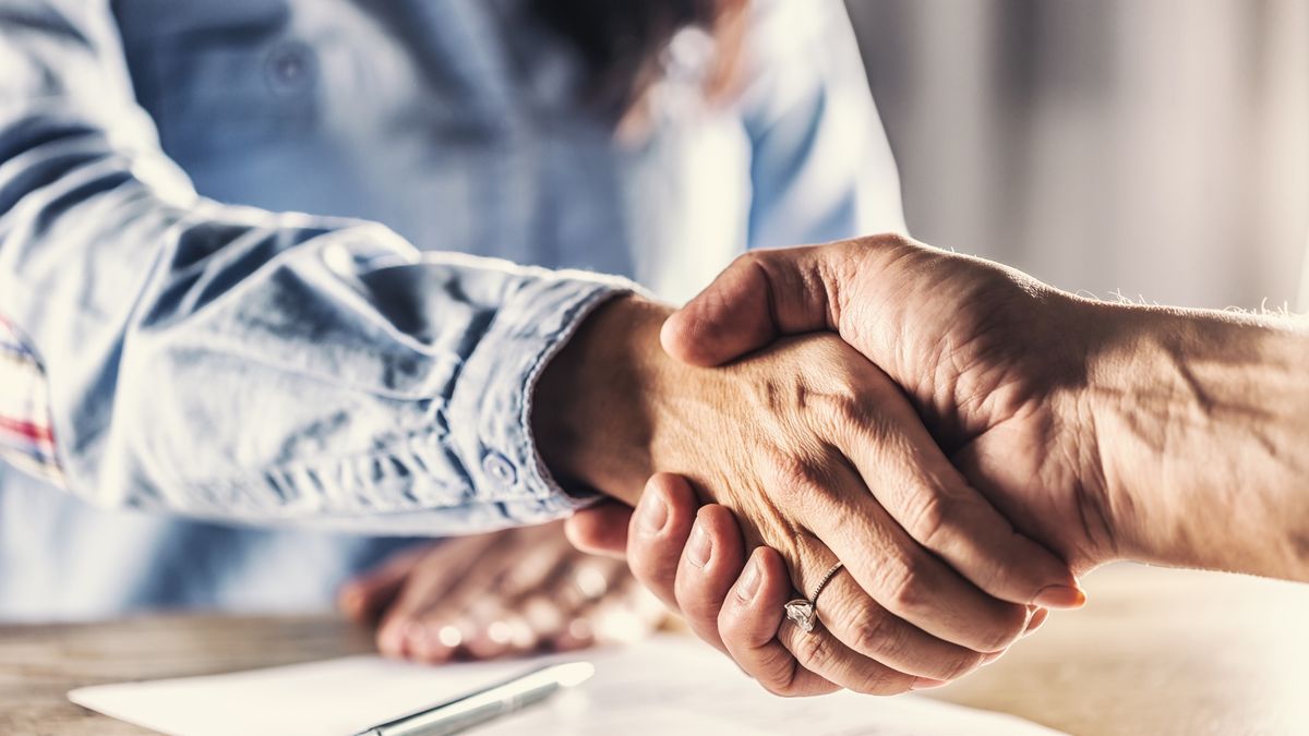 Outsourcing zewnętrzny polega na tym, że pewne zadania powierza się firmie zewnętrznej, np. księgowość czy sprzątanie biura.