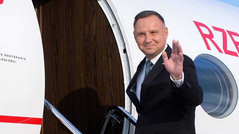 Andrzej Duda wsiada do samolotu