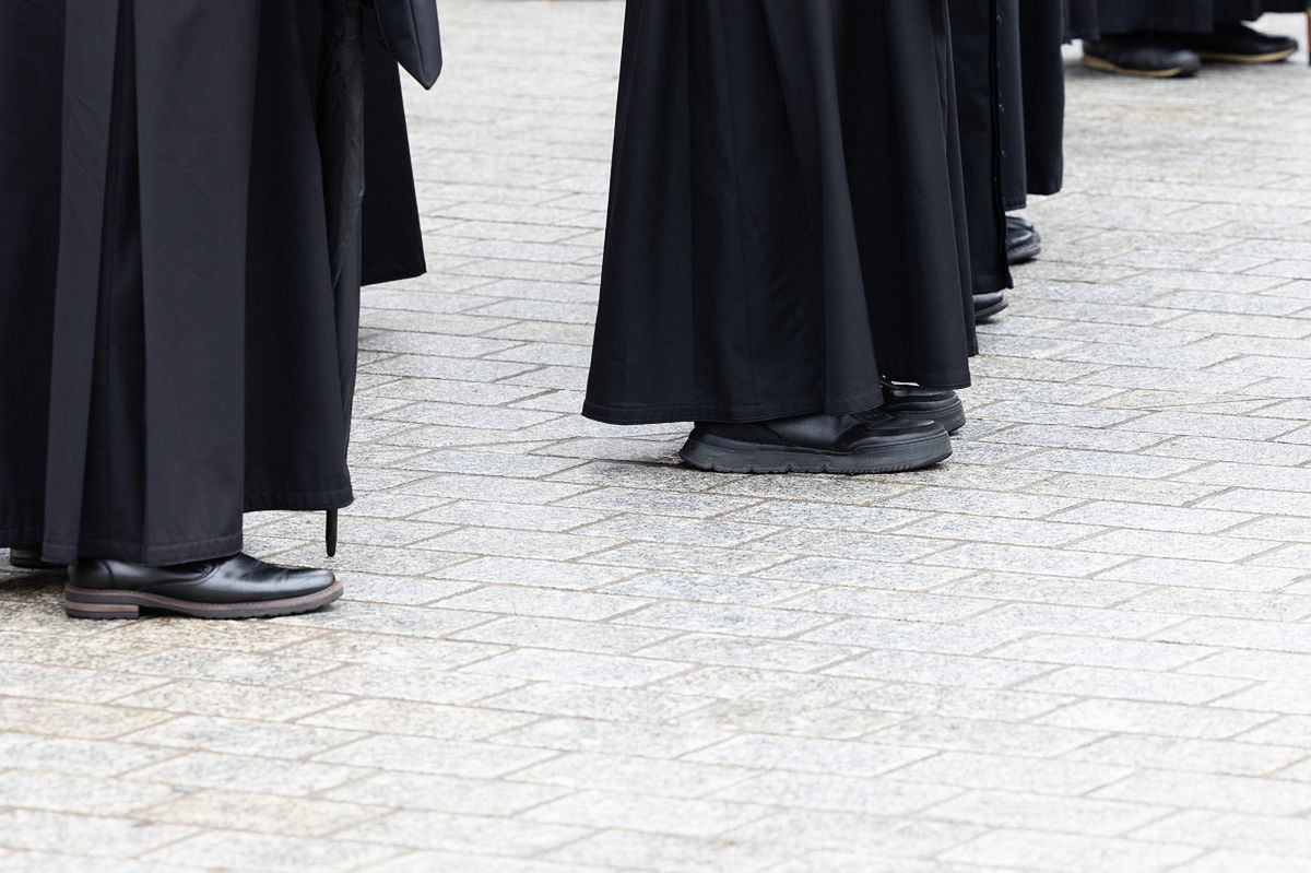 Szokujące obrażenia u proboszcza. Chodzi o miejsca intymne