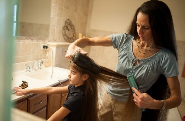 Terelynn uczy córki dbania o włosy