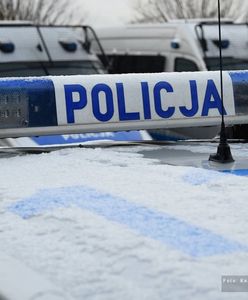 Dzieci bawiły się na parapecie. Pijana matka spała