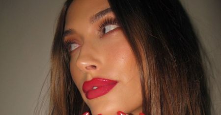 Jak laski cukrowe. Paznokcie Hailey Bieber robią furorę