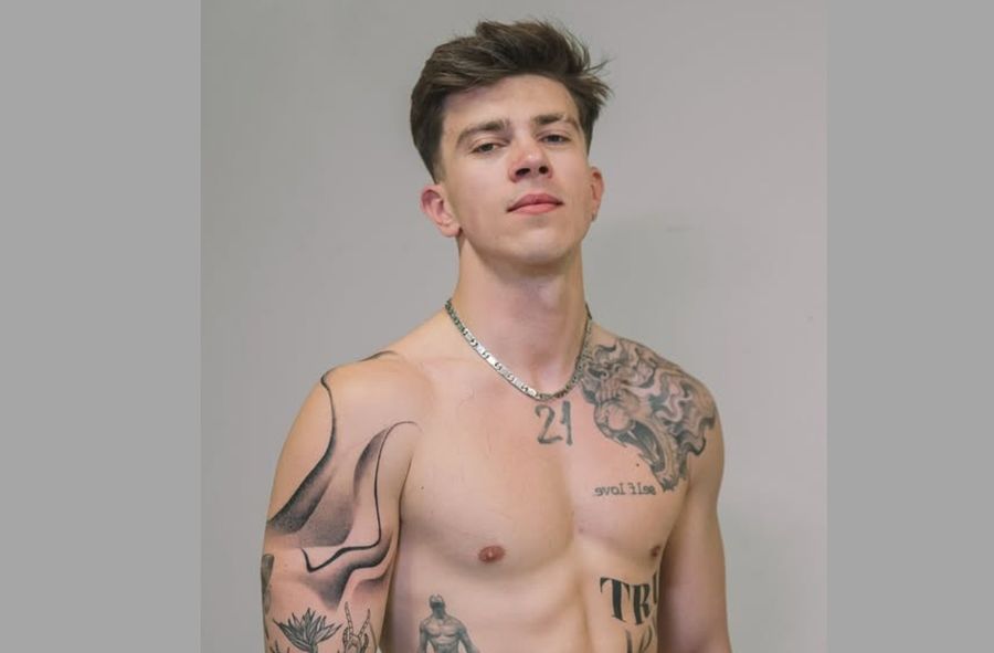 Kacper Błoński robi tatuaże na Łódź Summer Festival. Czy to bezp