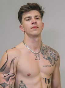 Kacper Błoński robi tatuaże na Łódź Summer Festival. Czy to bezpieczne dziarać się w takich warunkach?