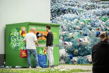 Na system kaucyjny sypią się gromy. "Zrobili z ludzi śmieciarzy"