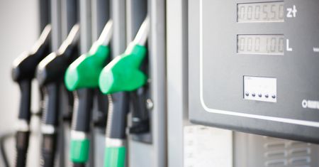 Obniżenie cen benzyny o 90 gr na litrze. PiS mówi o "różdżce" dla Tuska