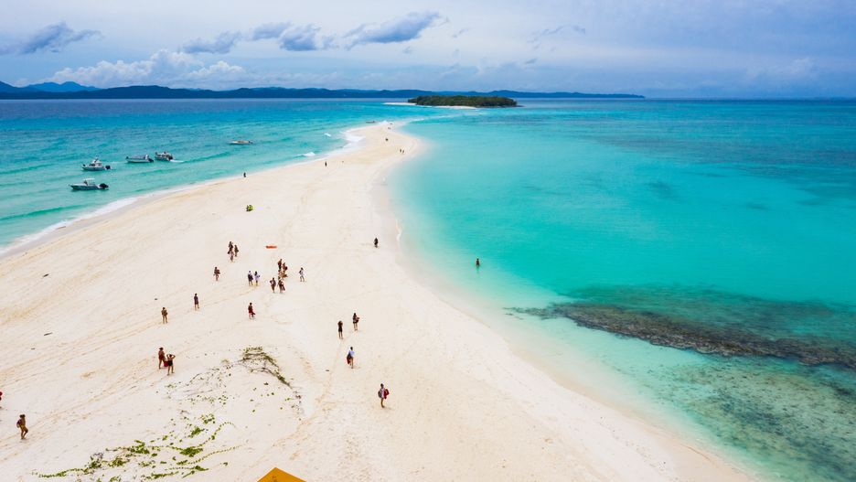 Plaże na Madagaskarze mają biały piasek, a woda w oceanie jest turkusowa