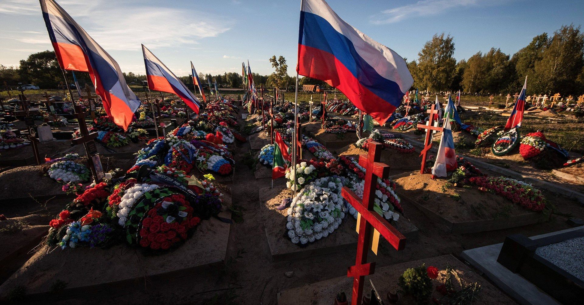 Mogiły poległych na wojnie z Ukrainą na cmentarzu w St. Petersburgu
