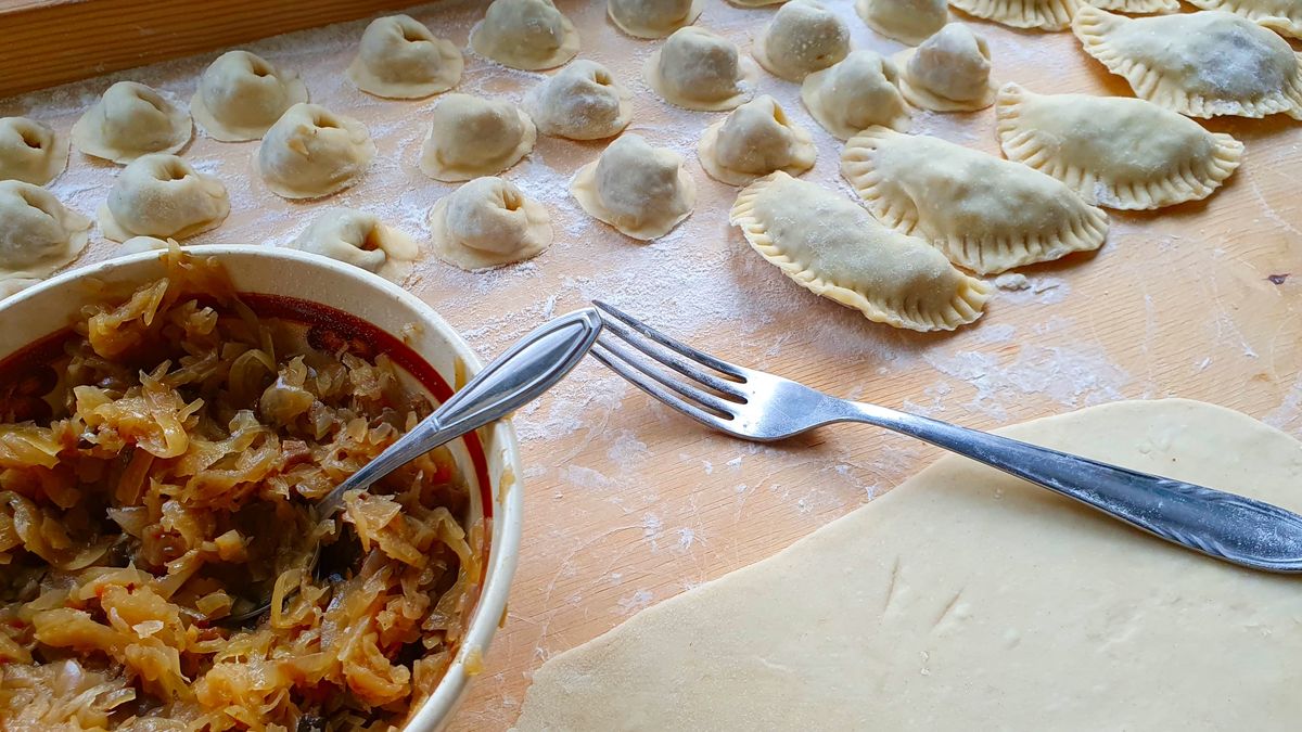 Jak zrobić pierogi z kapustą i grzybami?