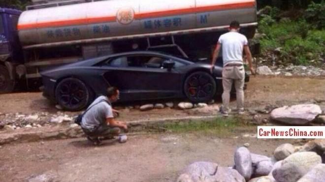 Lamborghini Aventador w opałach 1