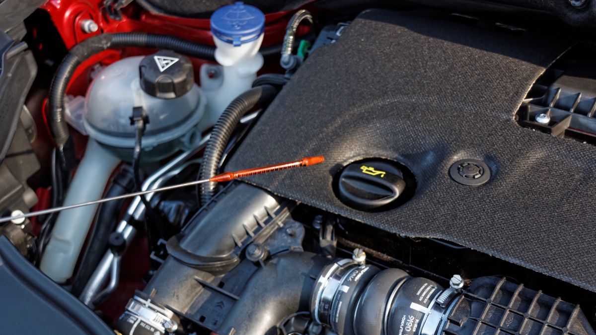 Oprócz wymiany trzeba pamiętać o sprawdzaniu poziomu oleju