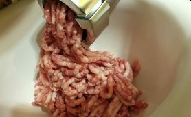 GIS ostrzega. Mięso mielone z indyka na kotlety "Kraina mięs" z groźną bakterią