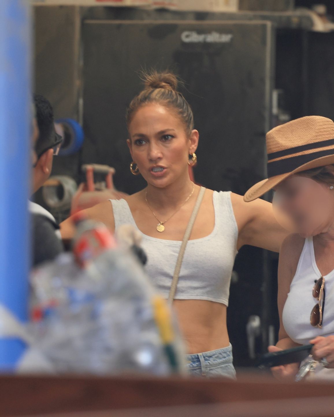 Jennifer Lopez buszuje po sklepie z antykami