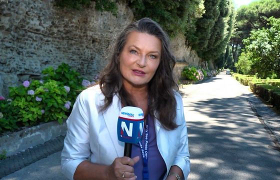 Newsmax z korespondentką we Włoszech. Przez lata pracowała w TVP i Polsacie