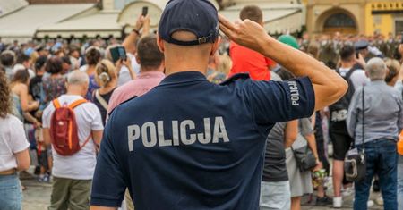Zniszczenie mienia w Ostrowcu Świętokrzyskim – uszkodzono samochód osobowy