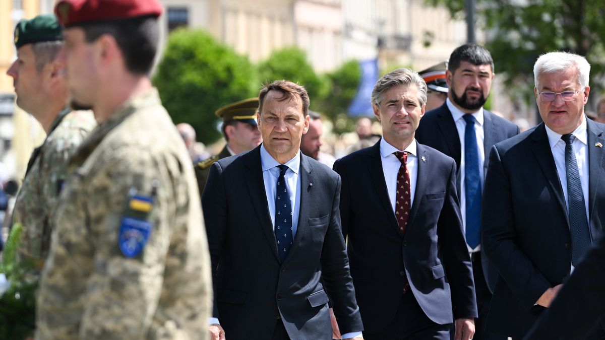 Rados�aw Sikorski, K�stutis Budrys, Dmytro Ku�eba
Lublin, 16.07.2025. Ministrowie spraw zagranicznych Polski - Rados�aw Sikorski (C), Litwy - K�stutis Budrys (3P) i Ukrainy - Dmytro Ku�eba (P) podczas z�o�enia wie�ca przed Pomnikiem Unii Lubelskiej, 16 bm. w Lublinie. Ministrowie spotkali si� z okazji obchod�w 5. rocznicy powo�ania Tr�jk�ta Lubelskiego.(skp) PAP/Wojtek Jargi�o
Wojtek Jargi�o
5 5., msz, powstania, rocznica, tr�jkat lubelski, tr�jk�ta lubelskiego, polityk, polityka