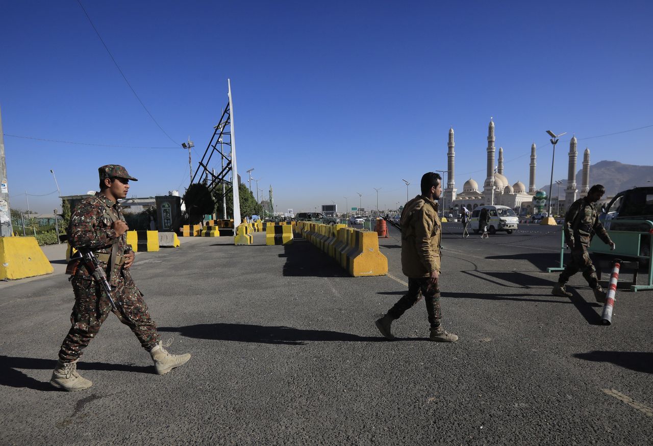 Houthi troopers patrol at a shrine of slain Houthi fighters, in Sana'a, Yemen, 17 January 2024. The United States announced the designation of Yemen's Houthis as a global terror group amid an escalation of their attacks on shipping lanes in the Red Sea, the Bab al-Mandab Strait and the Gulf of Aden since November 2023. The US Department of Defense had announced in December 2023 a multinational operation to safeguard trade and to protect ships in the Red Sea amid the recent escalation in Houthi attacks. Houthis vowed to keep up attacks on Israeli-bound ships and prevent them from navigating in the Red Sea and the Bab al-Mandab Strait in retaliation for Israel's airstrikes on the Gaza Strip, according to statements by Houthis' military spokesman Yahya Sarea. EPA/YAHYA ARHAB Dostawca: PAP/EPA.