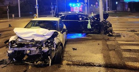 Nocny wypadek na skrzyżowaniu. Trzy osoby trafiły do szpitala
