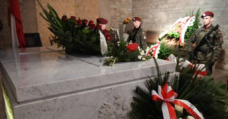 Jarosław Kaczyński odwiedził grób brata na Wawelu