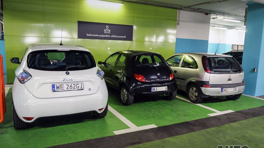 Działanie stacji do ładowania samochodów elektrycznych wygląda w praktyce tak samo w różnych częściach świata. Tu tylko jedno auto na trzy miejsca rzeczywiście się ładuje.