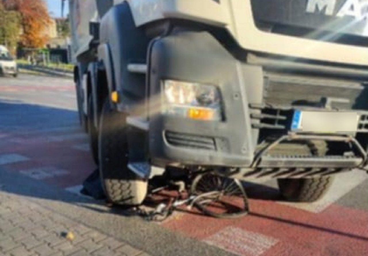 Lublin: Zdążył w ostatniej chwili. Rower znalazł się pod kołami ciężarówki