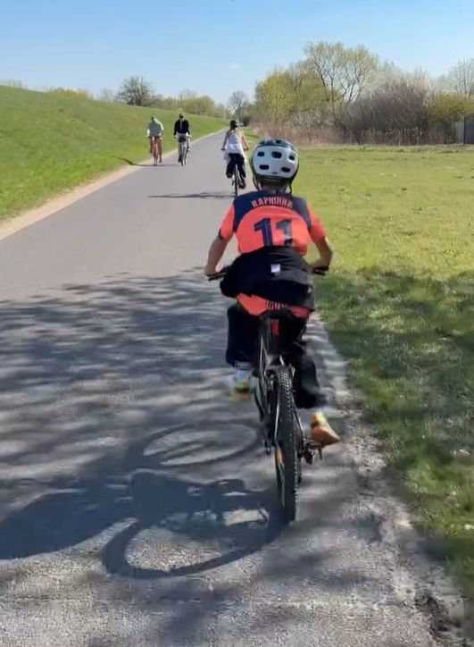 Sebastian Karpiel-Bułecka zabrał pociechy na rowery