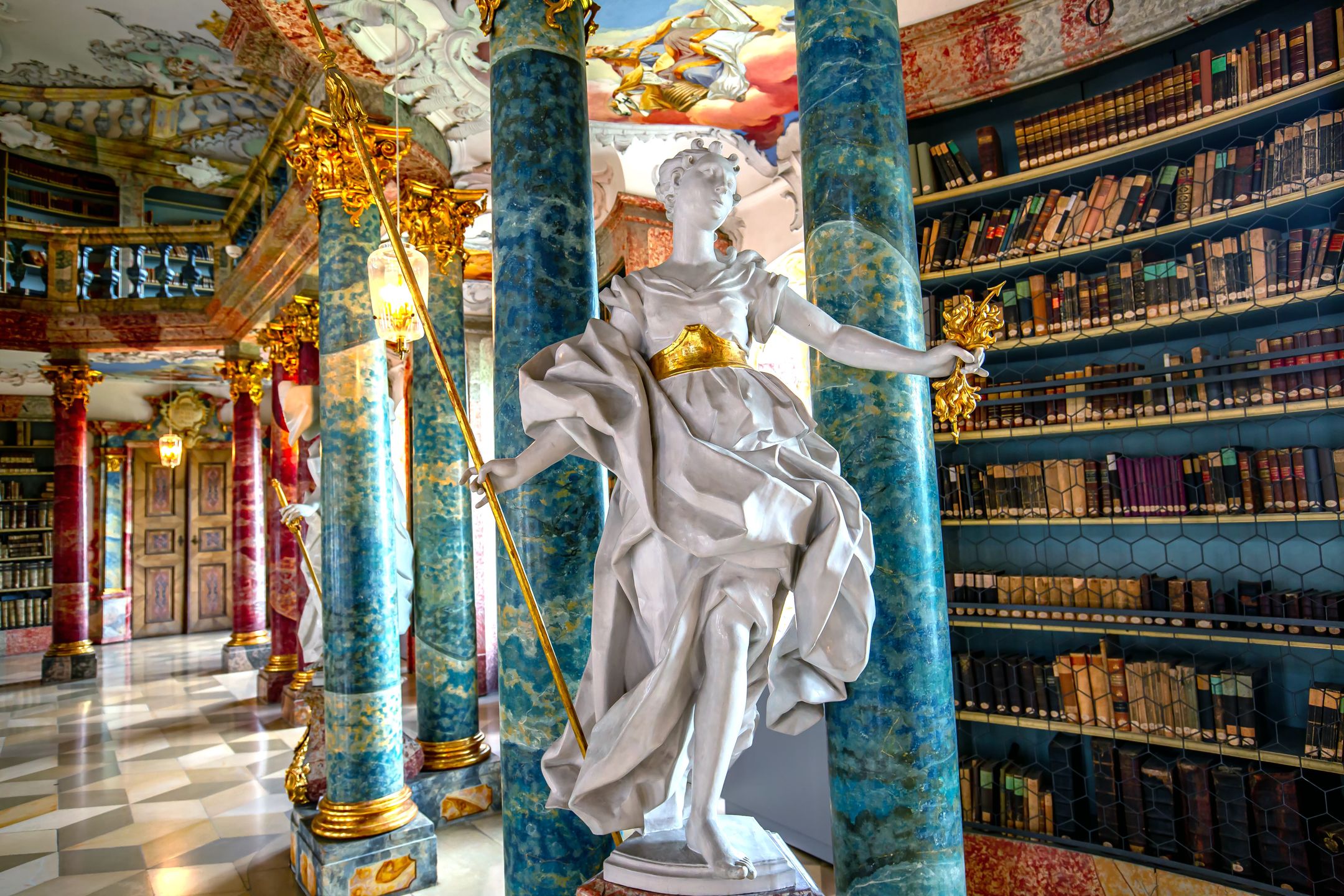 Wnętrza biblioteki w klasztorze benedyktynów w Wiblingen