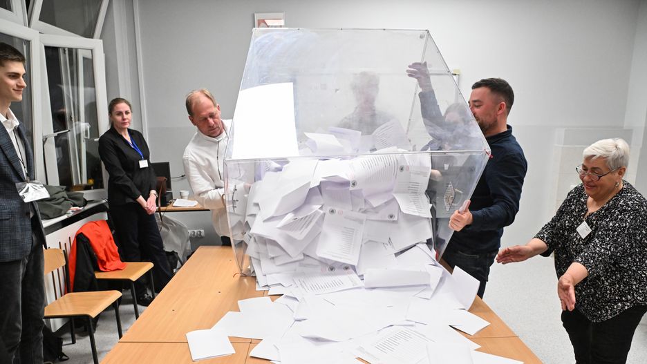 liczenie g�os�w
Gda�sk, 18.05.2025. Wybory prezydenta RP - I tura. Liczenie g�os�w w lokalu wyborczym w Gda�sku, 18 bm. Zako�czy�o si� g�osowanie w I turze wybor�w prezydenta RP. Rafa� Trzaskowski z wynikiem 30,8 proc. g�os�w i Karol Nawrocki, kt�ry zdoby� 29,1 proc. poparcia spotkaj� si� w drugiej turze wybor�w prezydenckich - wynika z sonda�u exit poll wykonanego przez Ipsos dla TVP, TVN24 i Polsat News. (mr) PAP/Andrzej Jackowski
Andrzej Jackowski
g�os, g�osowa�, g�osowanie, I tura, liczenie, liczenie g�os�w, lokal wyborczy, prezydenckie, prezydenta rp, urna, wybory