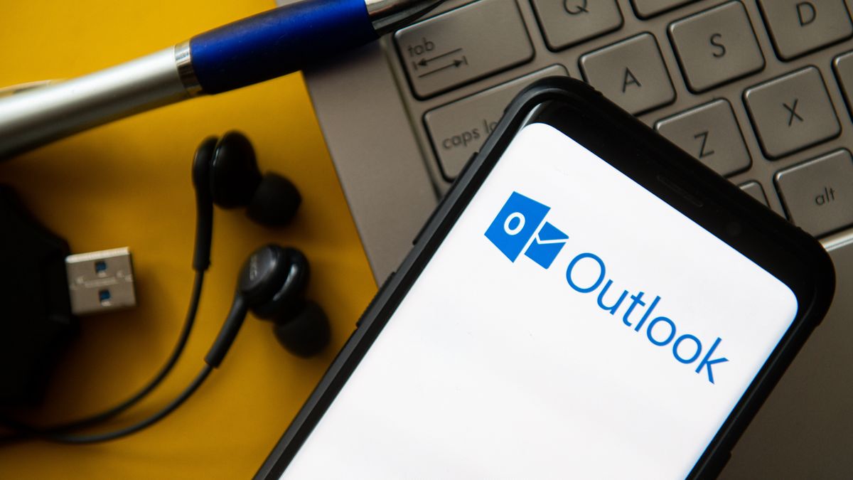 POLAND - 2020/10/20: In this photo illustration a Microsoft Outlook logo seen displayed on a smartphone. (Photo Illustration by Mateusz Slodkowski/SOPA Images/LightRocket via Getty Images)