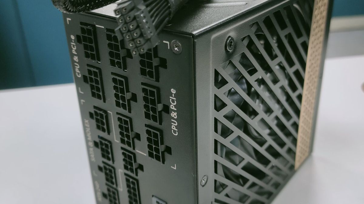 Zasilacz MSI z nową 16-pinową wtyczką zasilającą.