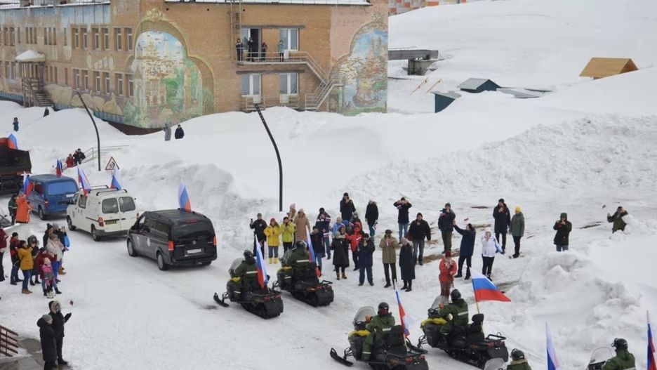 Rosyjska parada z okazji Dnia Zwycięstwa w arktycznym miasteczku w Norwegii