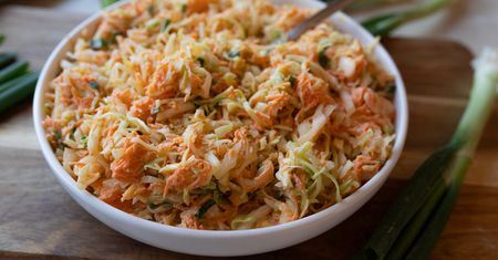 Coleslaw w nowej wersji. Dodaję niedoceniany składnik włoszczyzny i wszyscy chwalą