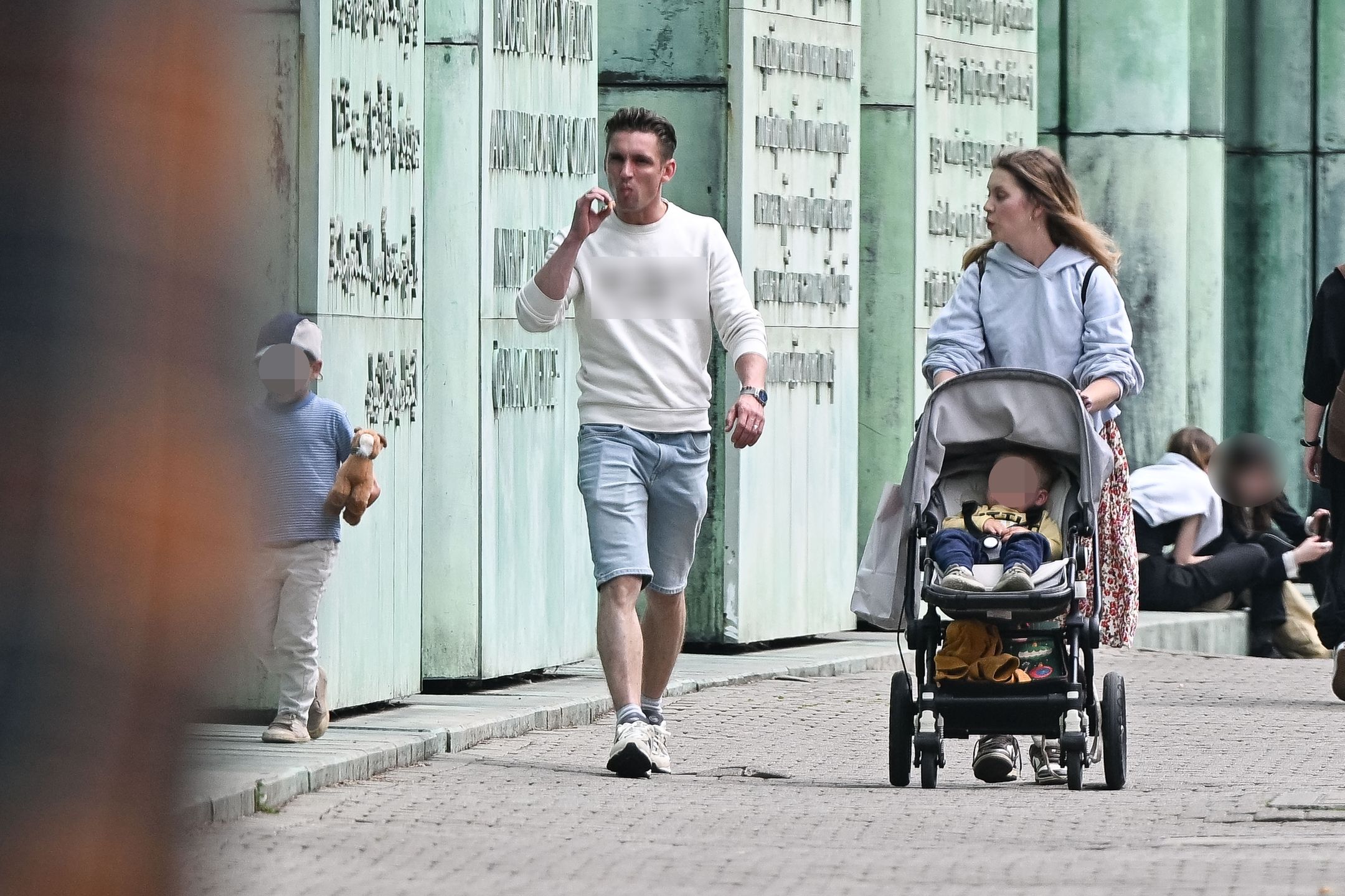 Filip Gurłacz z rodziną na mieście