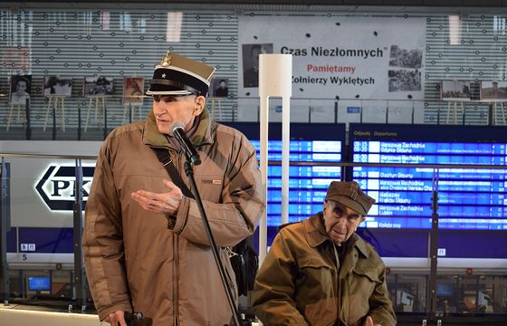 Wizerunki Pileckiego i „Inki” na dworcach PKP z okazji Święta „Żołnierzy Wyklętych”. „Angażujemy się w promowanie polskiej historii” (zdjęcia)