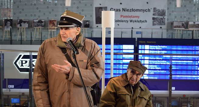Wizerunki Pileckiego i „Inki” na dworcach PKP z okazji Święta „Żołnierzy Wyklętych”. „Angażujemy się w promowanie polskiej historii” (zdjęcia)