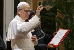 Oficjalne zdjęcie papieża Leona XIV opublikowane przez Watykan