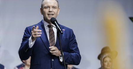 "Miesiąc miodowy Nawrockiego". Polacy ocenili prezydenta