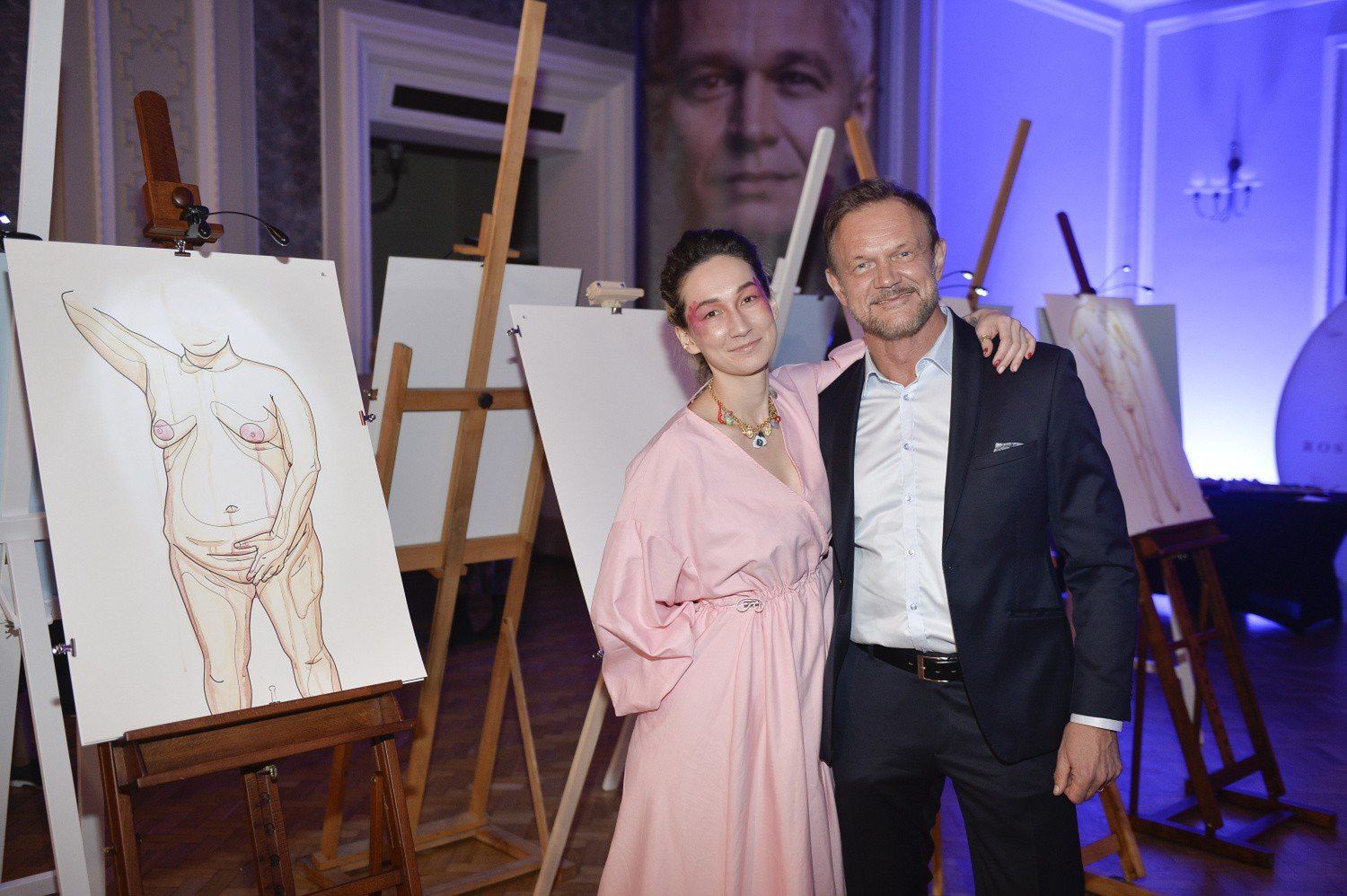 Cezary Pazura z córką na wernisażu Anastazji Pazury &#34;Wstyd&#34;. Rok 2021