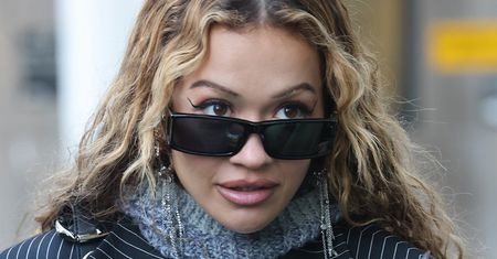 T-shirt pod marynarkę? Już nie. Rita Ora lansuje najświeższy trend