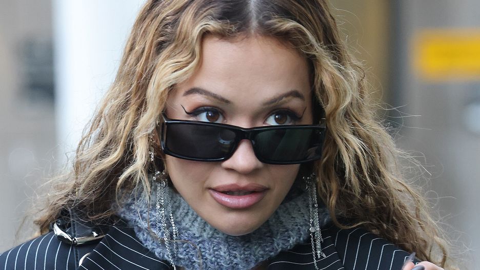 Rita Ora w marynarce XL