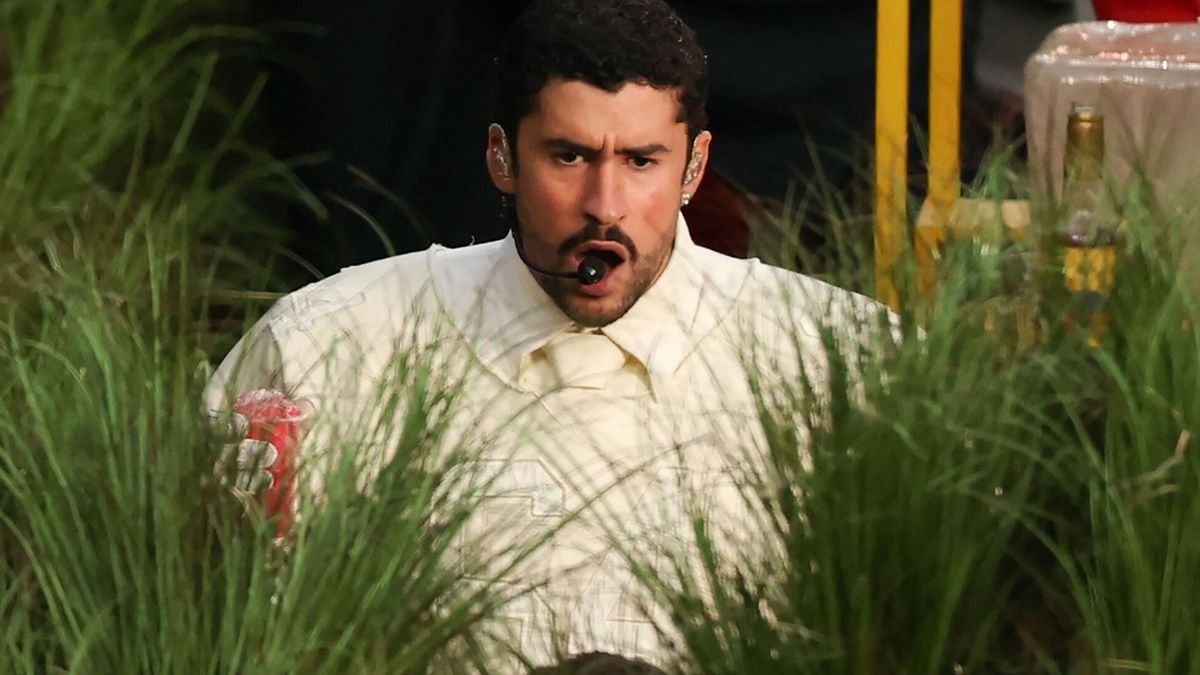 Bad Bunny podczas występu w Super Bowl