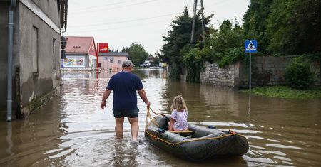 Tak niektórzy przedsiębiorcy zarabiają na powodzi. Ceny poszły w górę