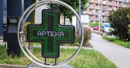 Leżał w przedsionku apteki. Wezwali służby, zamiast zapytać, co się stało