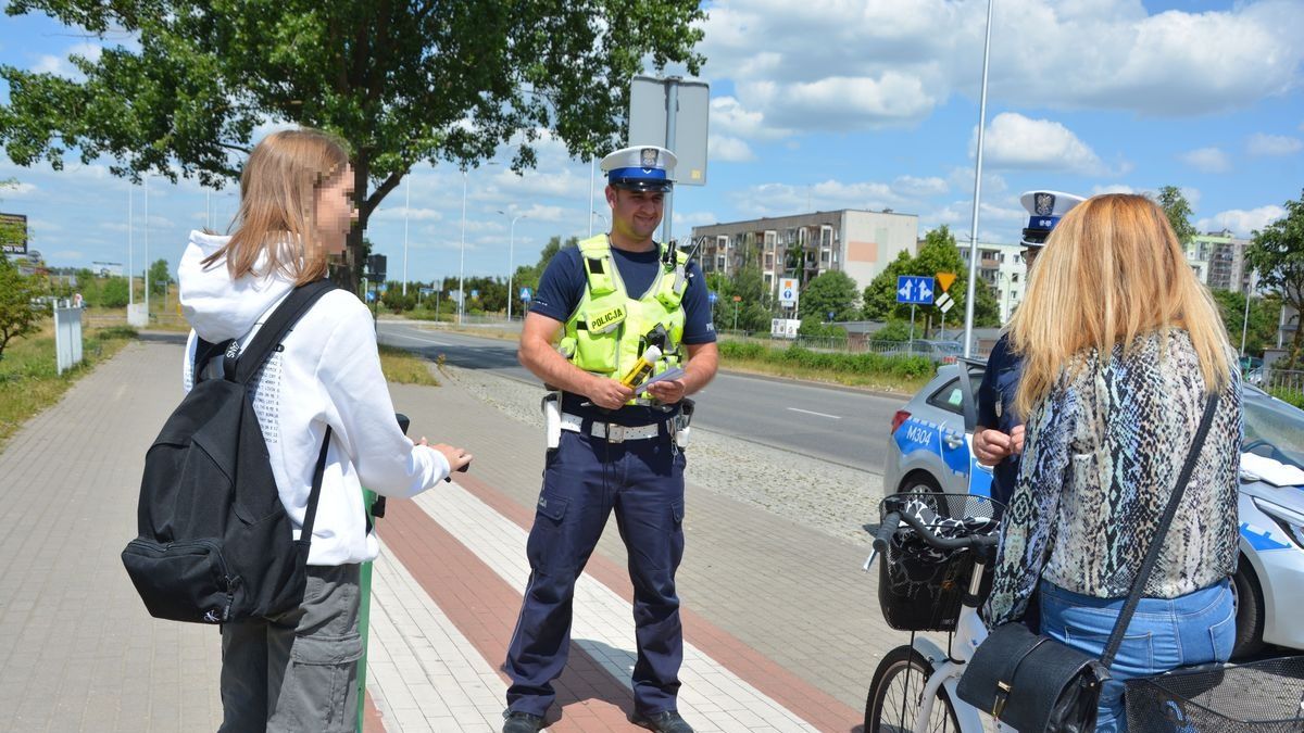 Kontrola rowerzystki. Hulajnoga