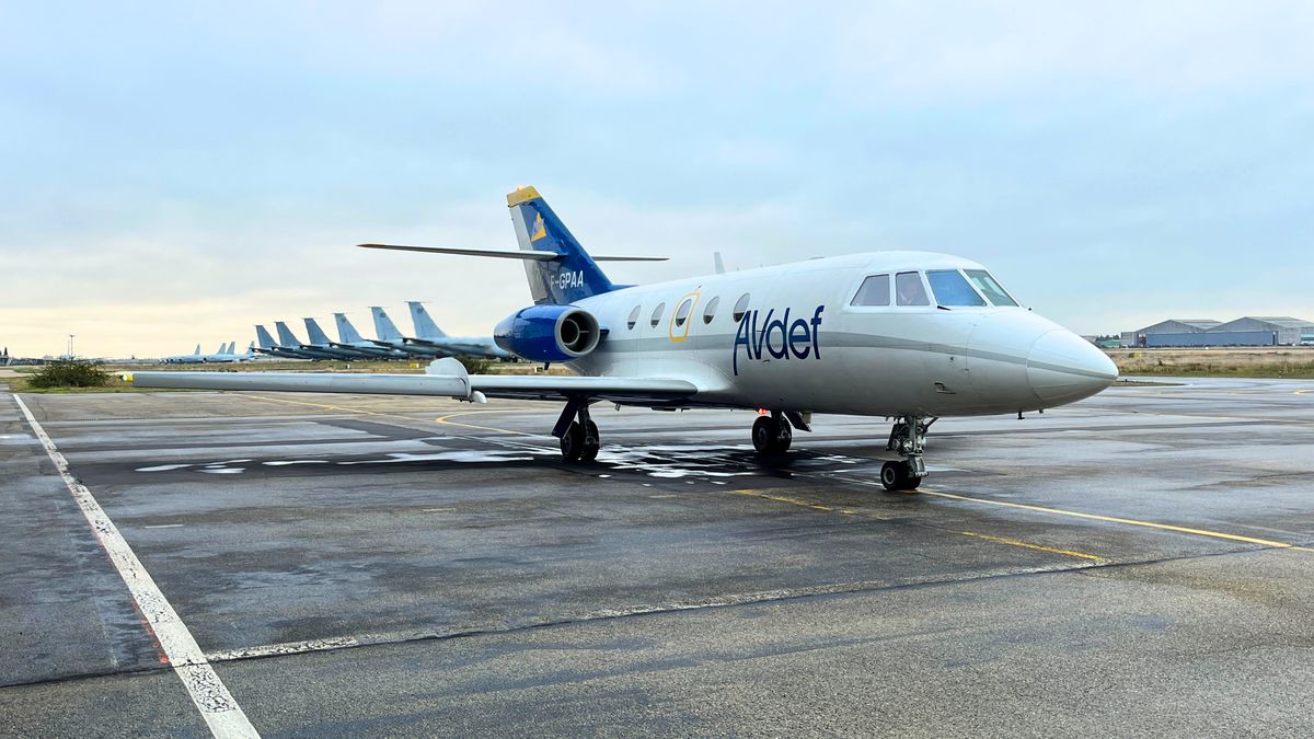 Samolot testujący łącze laserowe z satelitą